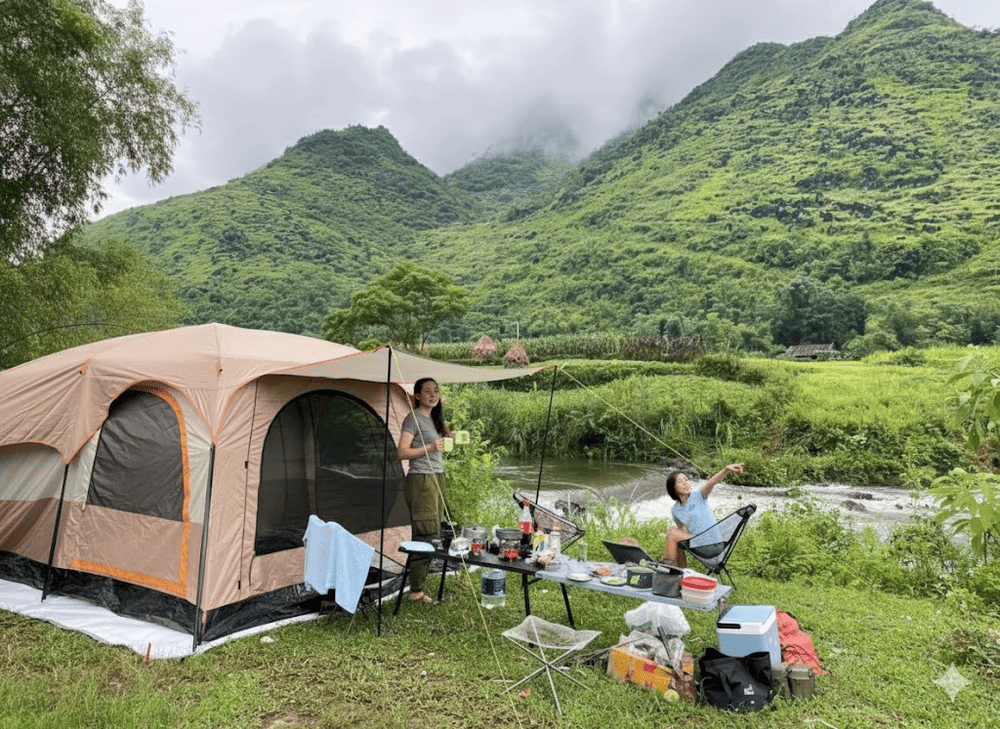 Du khách có thể dựng lều, tổ chức ăn uống giữa khung cảnh rừng núi bạt ngàn.